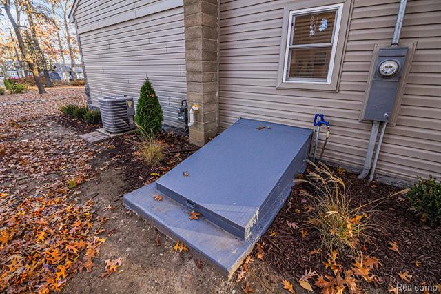 Builiding view fourteen for 207 Woodbine, Milford, MI. 48380