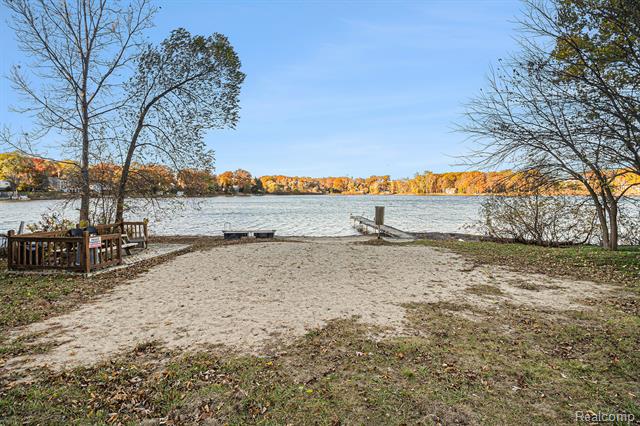 Builiding view nineteen for 207 Woodbine, Milford, MI. 48380