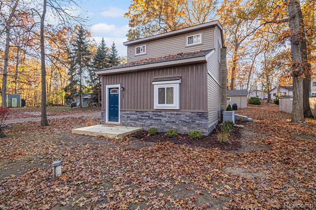 Builiding view one for 207 Woodbine, Milford, MI. 48380