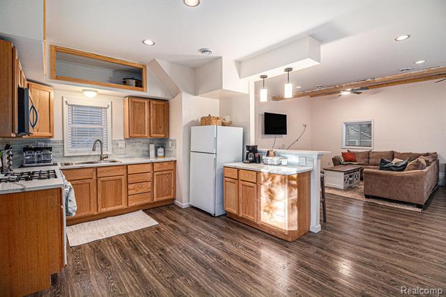 Builiding view seven for 207 Woodbine, Milford, MI. 48380