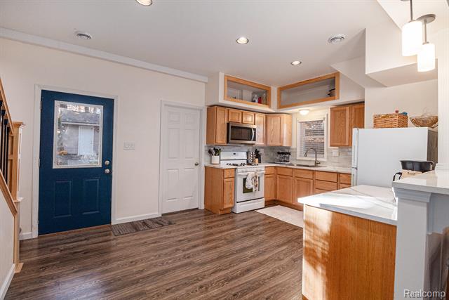 Builiding view six for 207 Woodbine, Milford, MI. 48380