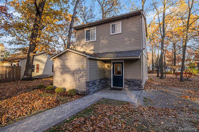 Builiding view two for 207 Woodbine, Milford, MI. 48380