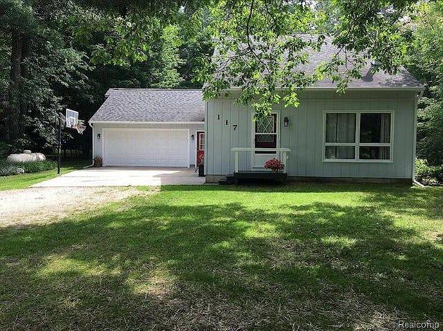 front view for 117 Vista Court, Roscommon, Mi. 48653