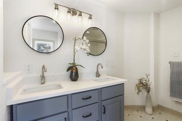 Builiding view eighteen for 222 Oak, South Haven, MI. 49090