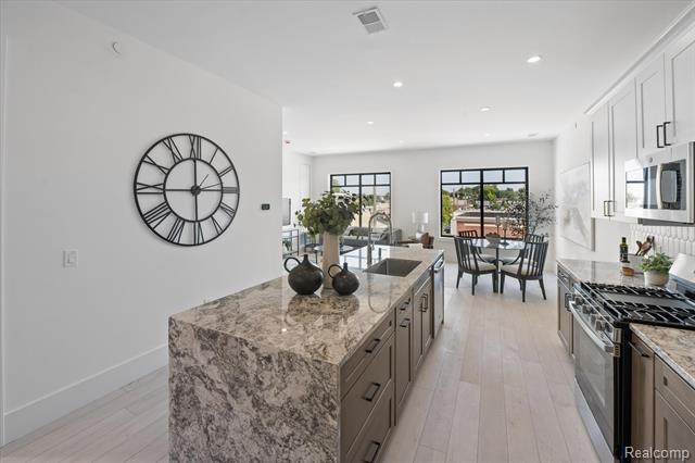 Builiding view thirty nine for 120 E Liberty, Milford, MI. 48381