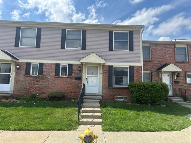 front view for 37263 Great Oaks Ct Court, Clinton Township, Mi. 48036