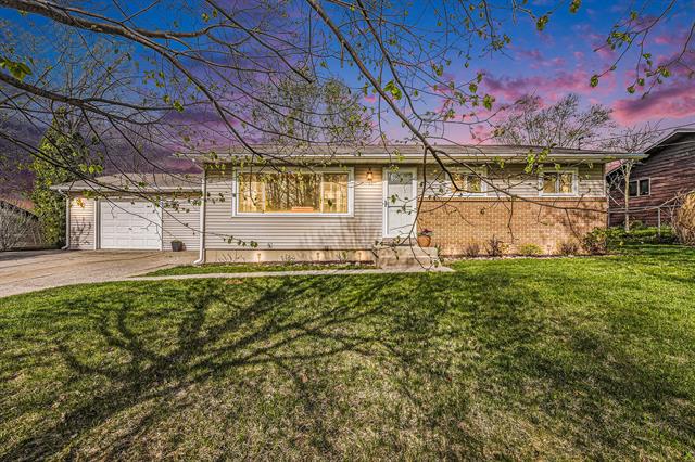 front view for 725 Parkside Avenue Nw, Grand Rapids, Mi. 49534