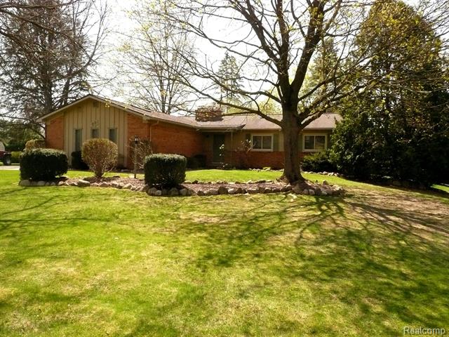 front view for 831 Del Sher Drive, Brighton, Mi. 48114