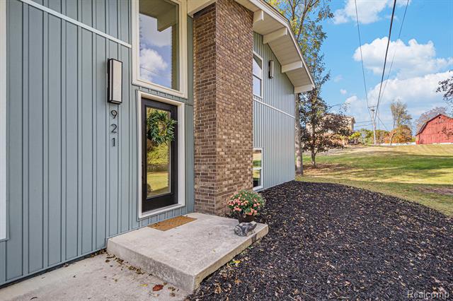 Builiding view twenty six for 921 N Garner, Milford, MI. 48380