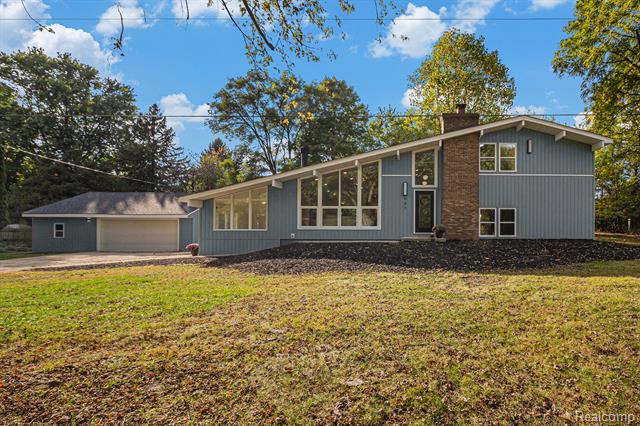 front view for 921 N Garner Rd, Milford, Mi. 48380