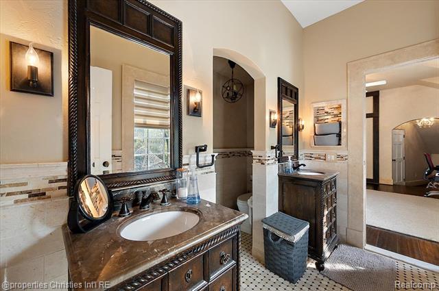 Builiding view fifty six for 3701 Northwood, West Bloomfield, MI. 48324