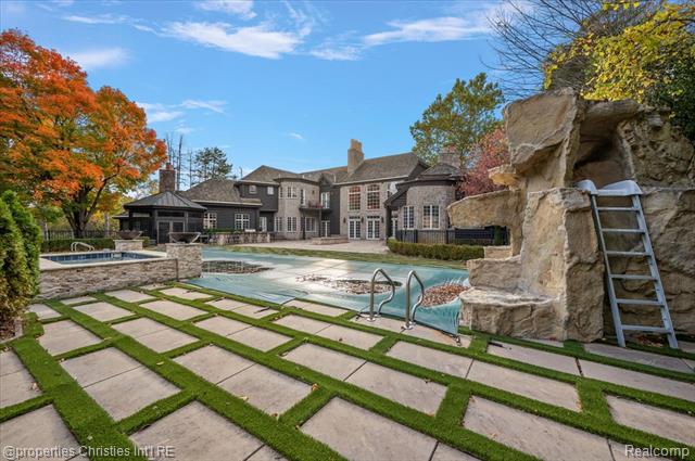 Builiding view seventy five for 3701 Northwood, West Bloomfield, MI. 48324