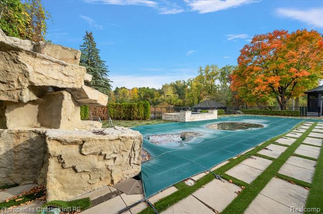 Builiding view seventy four for 3701 Northwood, West Bloomfield, MI. 48324