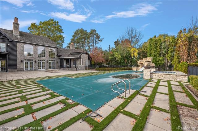 Builiding view seventy six for 3701 Northwood, West Bloomfield, MI. 48324