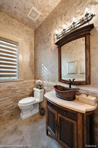 Builiding view thirty three for 3701 Northwood, West Bloomfield, MI. 48324