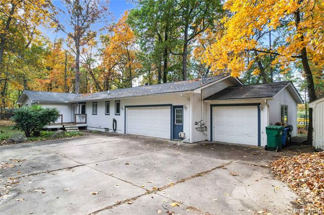 Builiding view one for 1431 E Commerce, Commerce Township, MI. 48382