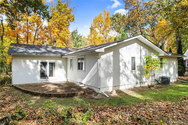 Builiding view twenty five for 1431 E Commerce, Commerce Township, MI. 48382