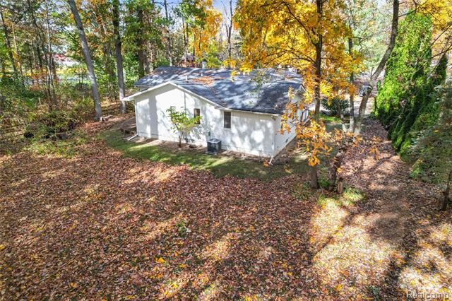 Builiding view twenty six for 1431 E Commerce, Commerce Township, MI. 48382