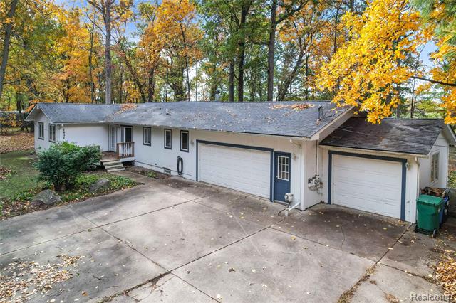 front view for 1431 E Commerce Rd, Commerce Township, Mi. 48382