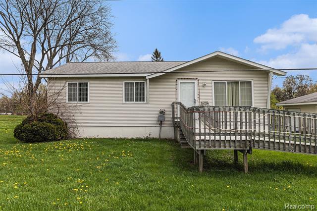 front view for 942 S Duck Lake Rd, Milford, Mi. 48381