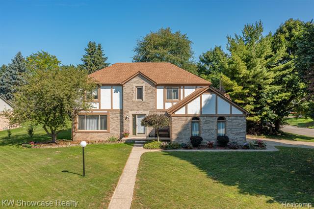 front view for 8924 Woods Edge Dr, Commerce Township, Mi. 48382