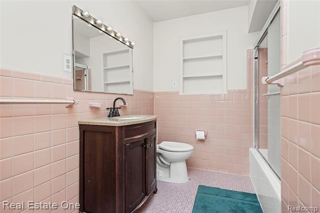 Builiding view eighteen for 2360 Pine View, West Bloomfield, MI. 48324