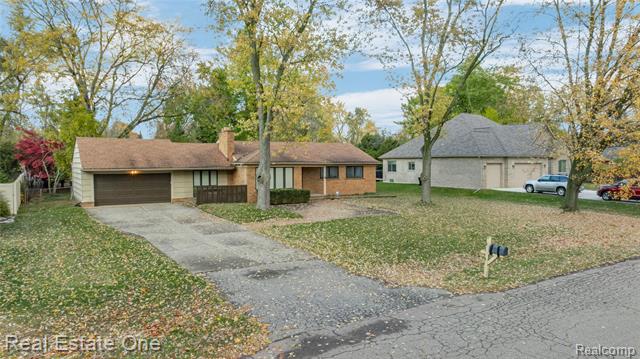 Builiding view forty four for 2360 Pine View, West Bloomfield, MI. 48324