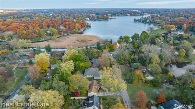 Builiding view forty two for 2360 Pine View, West Bloomfield, MI. 48324