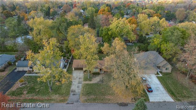 Builiding view forty for 2360 Pine View, West Bloomfield, MI. 48324