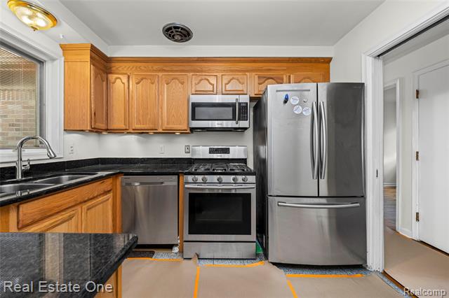 Builiding view ten for 2360 Pine View, West Bloomfield, MI. 48324