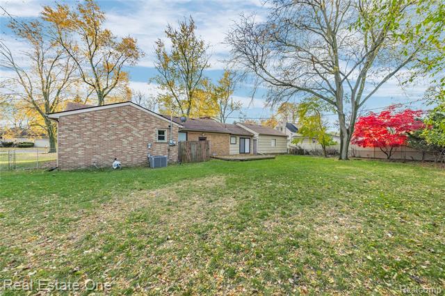 Builiding view thirty five for 2360 Pine View, West Bloomfield, MI. 48324