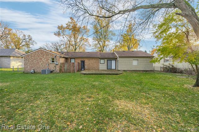 Builiding view thirty four for 2360 Pine View, West Bloomfield, MI. 48324