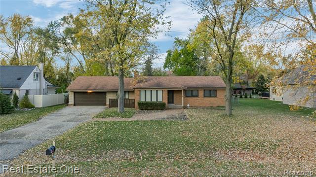 Builiding view thirty nine for 2360 Pine View, West Bloomfield, MI. 48324