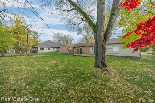 Builiding view thirty three for 2360 Pine View, West Bloomfield, MI. 48324