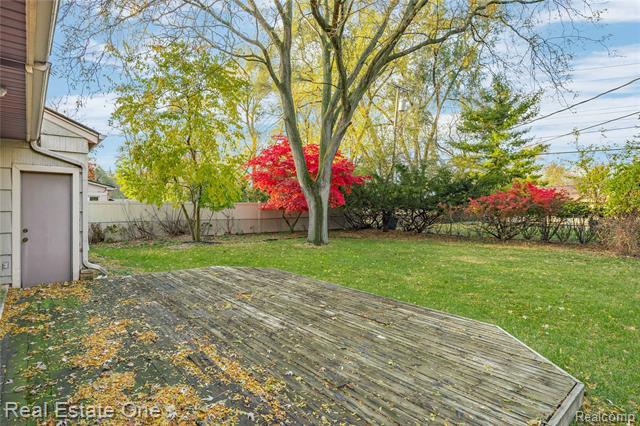 Builiding view thirty for 2360 Pine View, West Bloomfield, MI. 48324