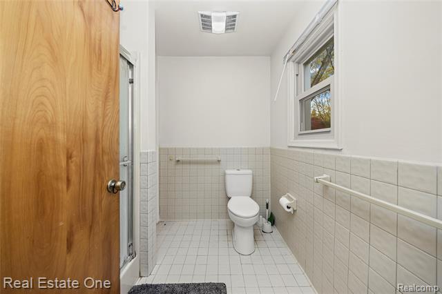 Builiding view twenty five for 2360 Pine View, West Bloomfield, MI. 48324