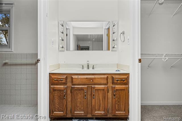 Builiding view twenty three for 2360 Pine View, West Bloomfield, MI. 48324