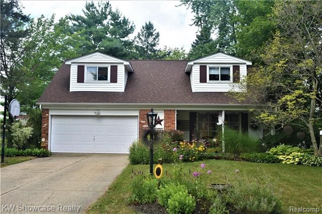 front view for 8650 Buffalo Dr, Commerce Township, Mi. 48382