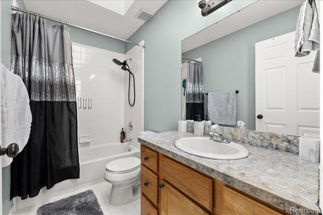 Builiding view twenty seven for 2420 Baltimore, Commerce Township, MI. 48382