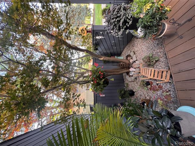 Builiding view eight for 2501 Doleman, West Bloomfield, MI. 48324