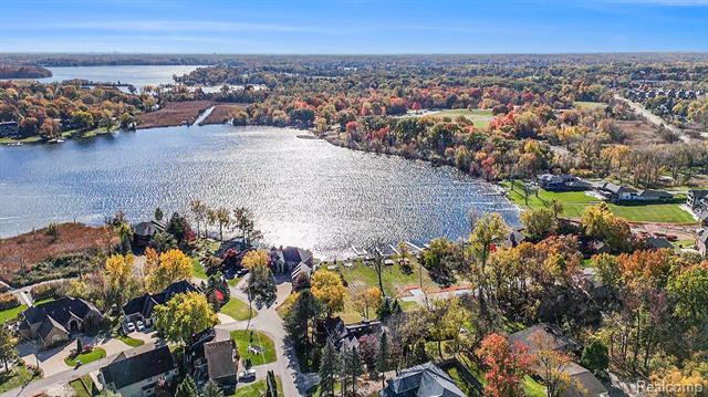 Builiding view fifty eight for 2501 Doleman, West Bloomfield, MI. 48324