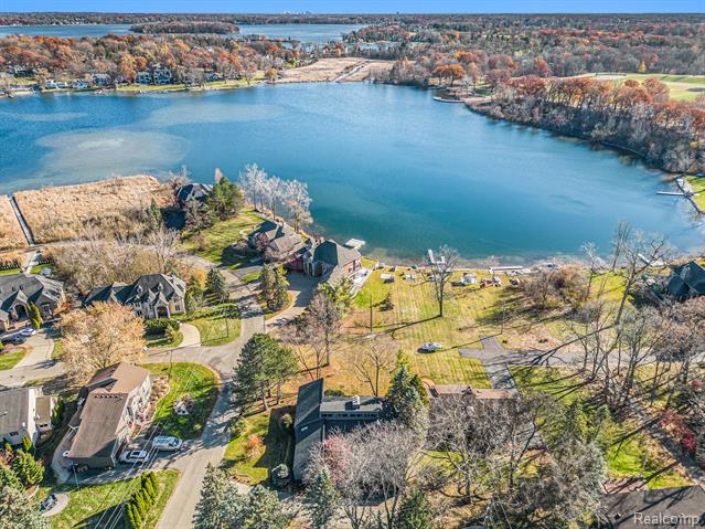 Builiding view fifty five for 2501 Doleman, West Bloomfield, MI. 48324