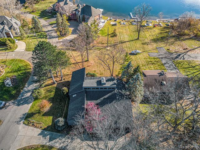 Builiding view fifty four for 2501 Doleman, West Bloomfield, MI. 48324