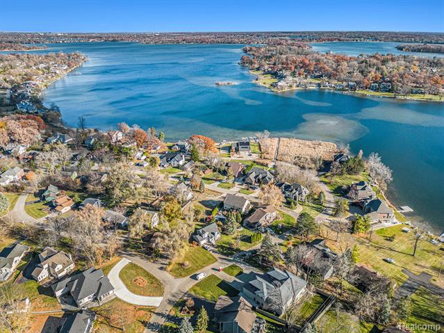 Builiding view fifty nine for 2501 Doleman, West Bloomfield, MI. 48324