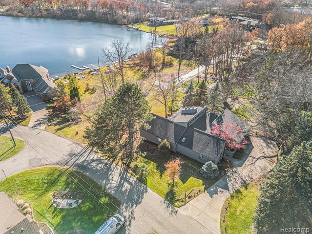 Builiding view fifty one for 2501 Doleman, West Bloomfield, MI. 48324