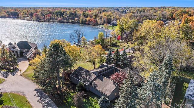 Builiding view fifty seven for 2501 Doleman, West Bloomfield, MI. 48324