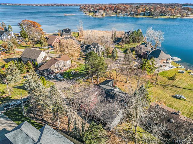 Builiding view fifty six for 2501 Doleman, West Bloomfield, MI. 48324