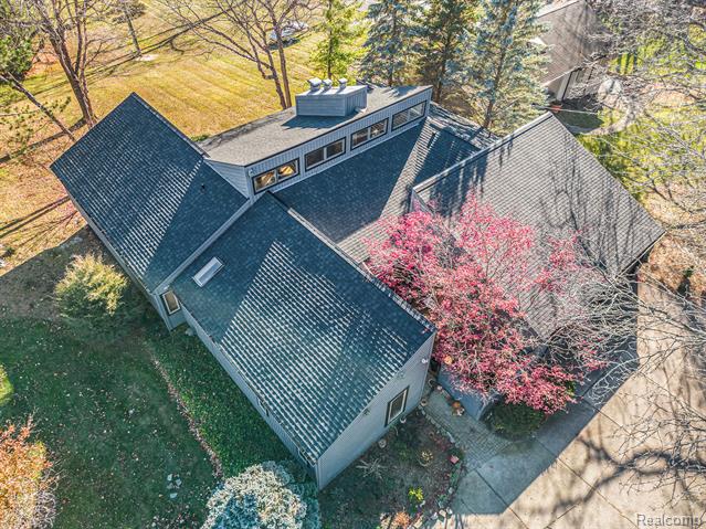 Builiding view fifty two for 2501 Doleman, West Bloomfield, MI. 48324