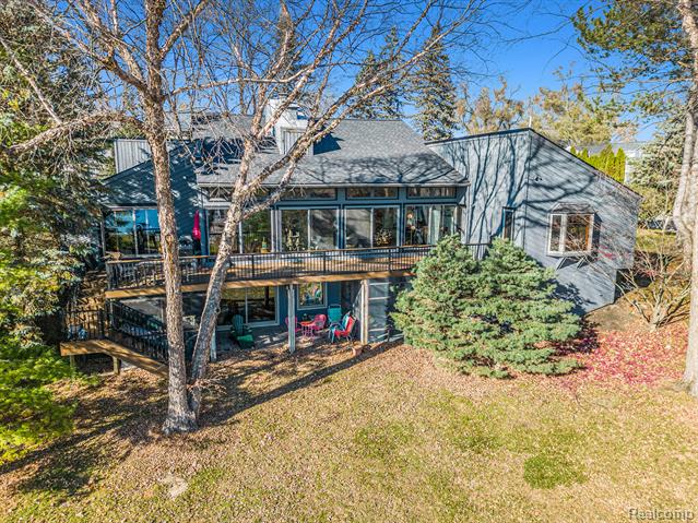 Builiding view fifty for 2501 Doleman, West Bloomfield, MI. 48324