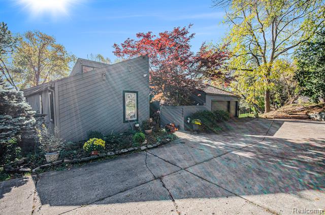 Builiding view five for 2501 Doleman, West Bloomfield, MI. 48324